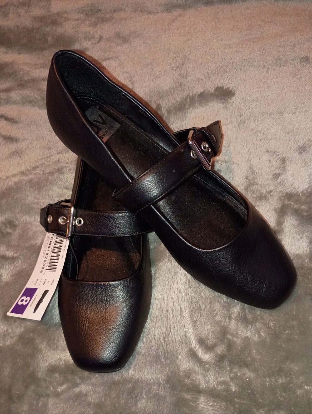 DV by Dolce Vita Mary Jane flats in black with a adjustable Buckle Size 8